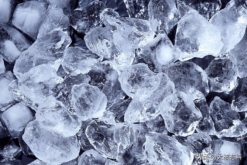 现在有了电冰箱，生活变方便了不少。吃不完的食物往里一放，保存十分方便。此外，还可