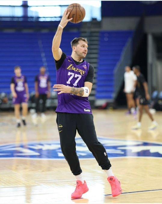 客场训练照，备战明日与老鹰的比赛。湖人vs老鹰新赛季篮不住 ​​​