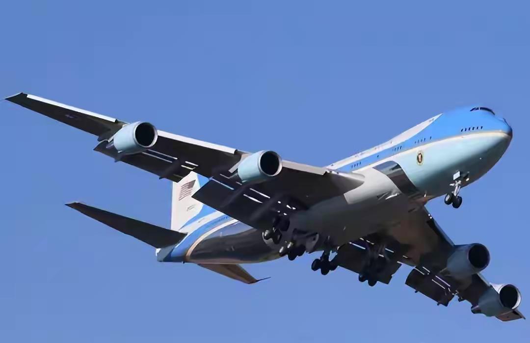 当地时间2026年1月13日凌晨，俄军对乌克兰发动大规模空袭，动用了近300架无