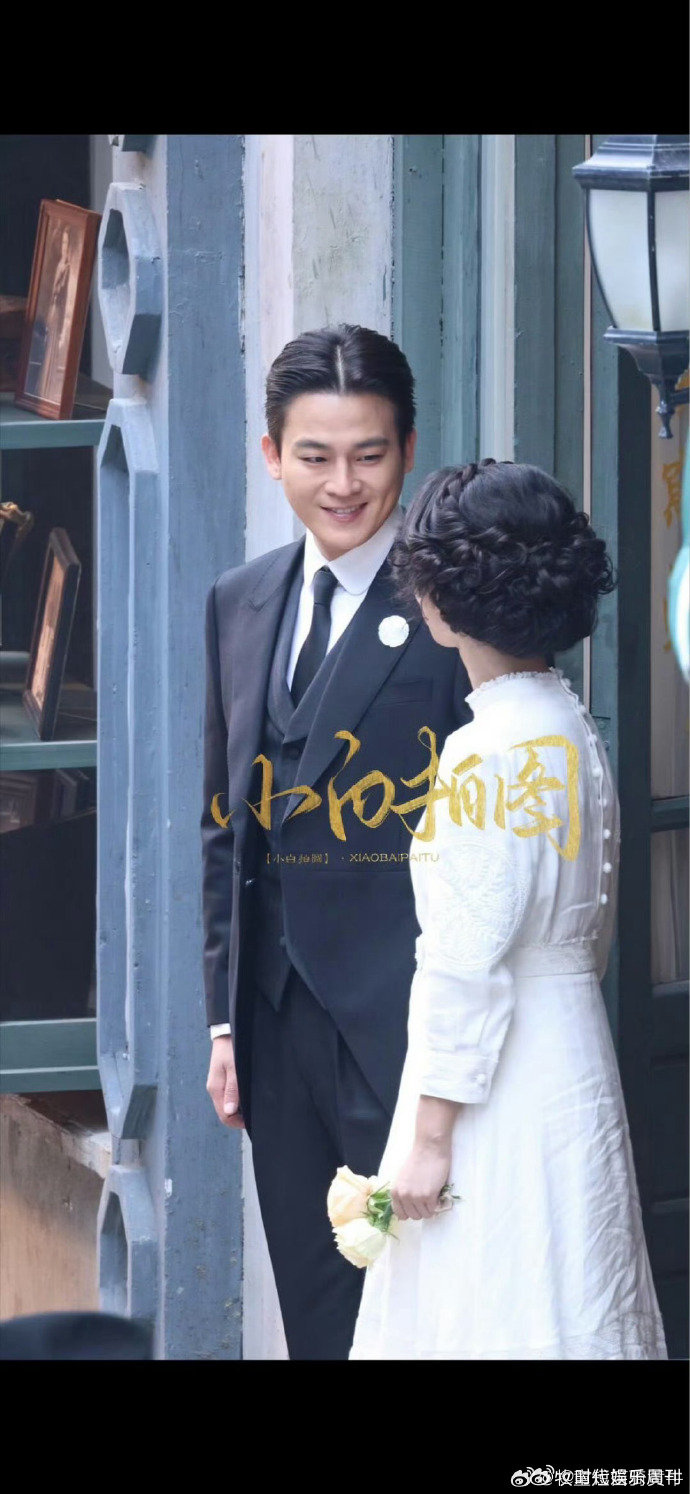 杨紫欧豪玉兰花开君再来结婚路透杨紫白裙烫发造型杨紫的白裙烫发造型好绝，一颦一笑尽