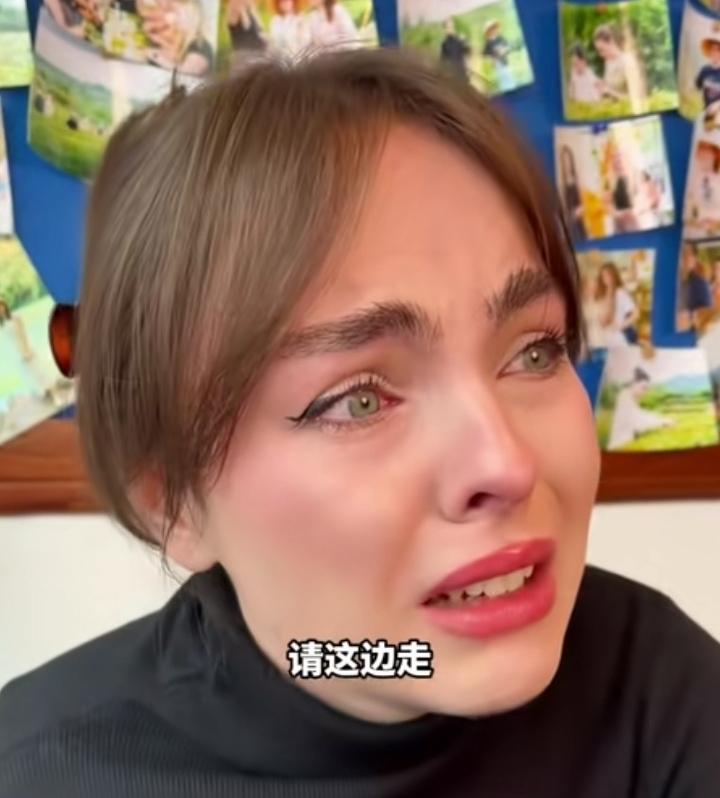外国姑娘努力学中文的样子，真的又可爱又动人。俄罗斯女孩被“请这边走”难到红了眼，