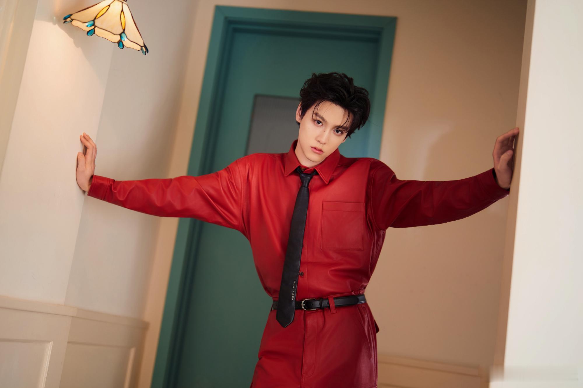 田栩宁新年红衣大片，全红套装造型，老公王好帅！和田栩宁一起新年红红火火！