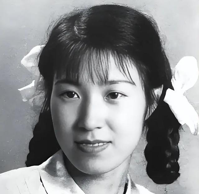 1956年， 李玉琴 到看守所探望溥仪，管理员考虑到两人11年没同房，破例让她留