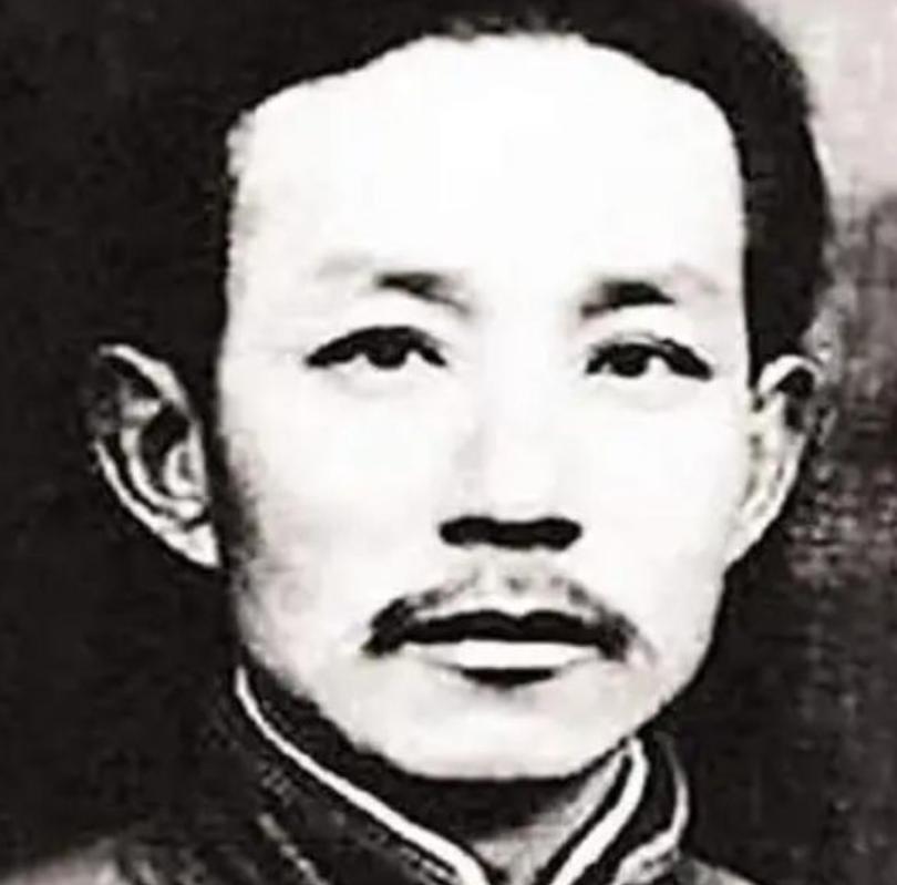 1943 年，苏中反清乡局势危急，粟裕定下绝密潜伏计划。
通海自卫团团长汤景延遵
