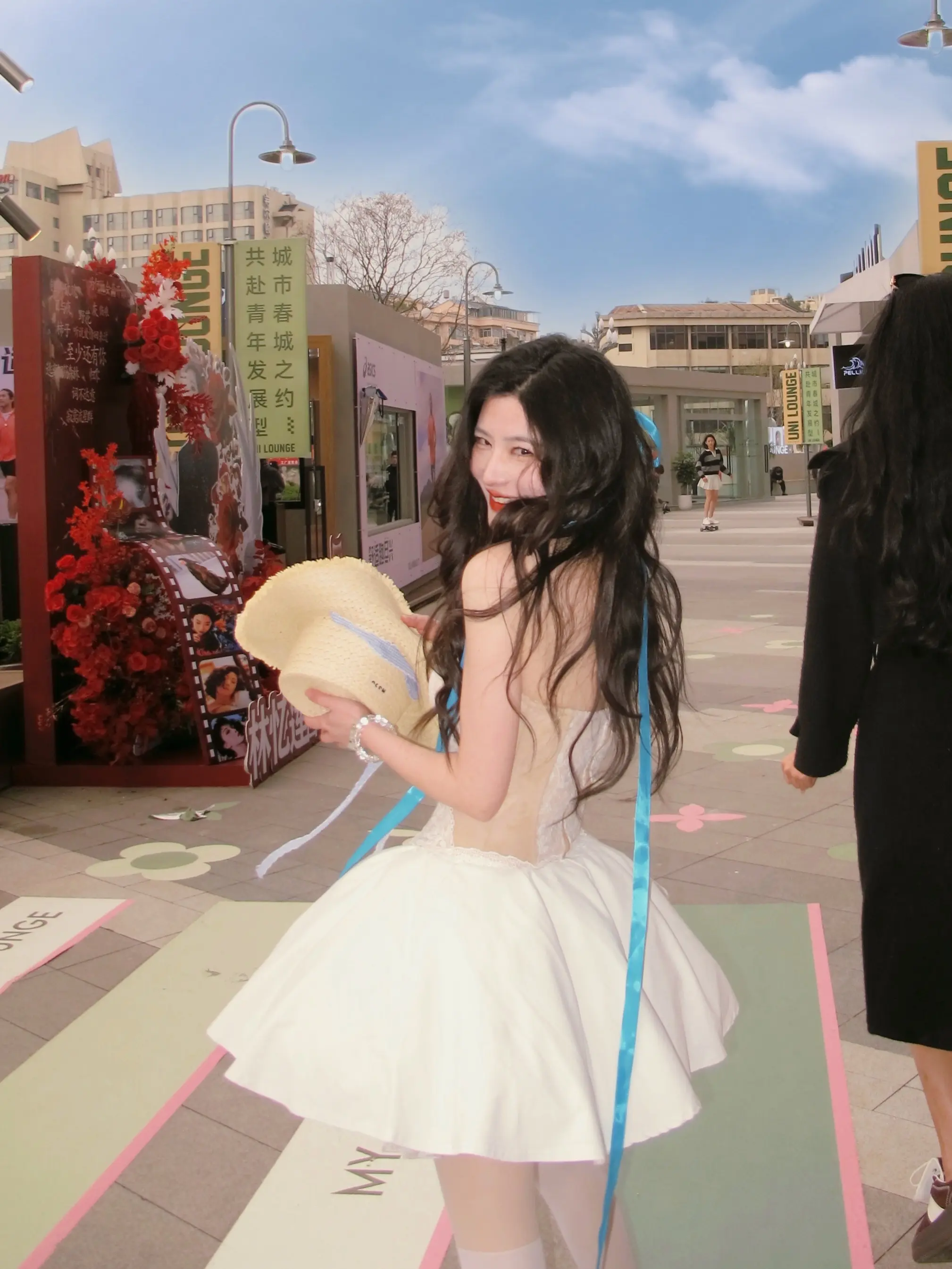 春天到来我们一起一支跳圆圈舞🦋。