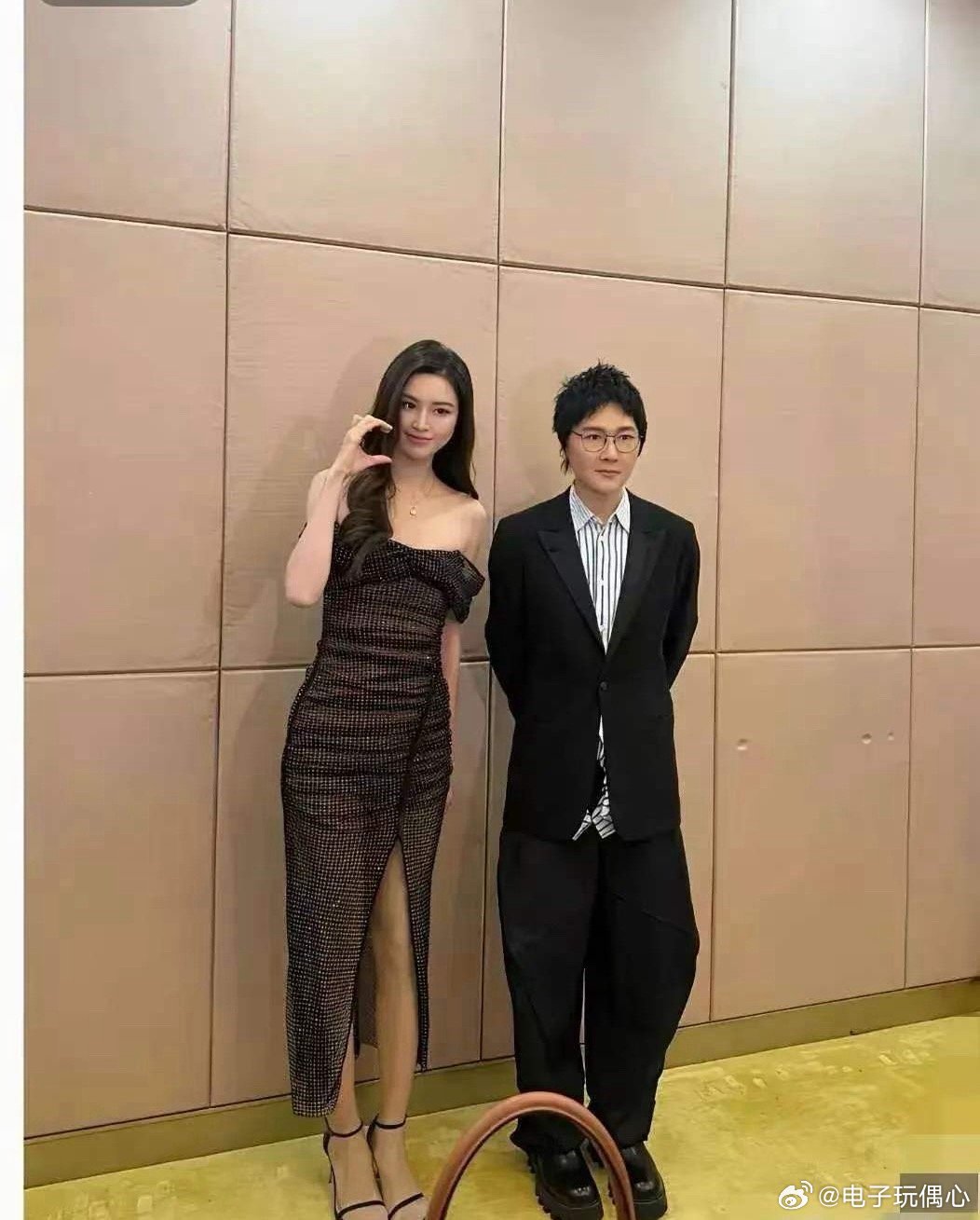 老天呐，差点没认出来，以前最喜欢听他的歌了，几年不见居然瘦成这样了！ 