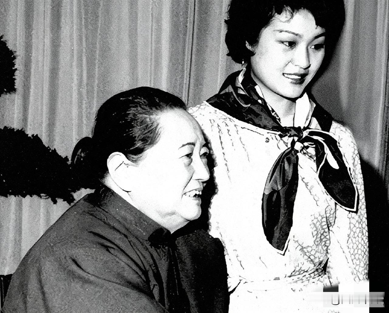 这张黑白旧照里，宋庆龄笑容满面，神情温和慈祥，身旁的养女隋永清温婉端庄，二人流露