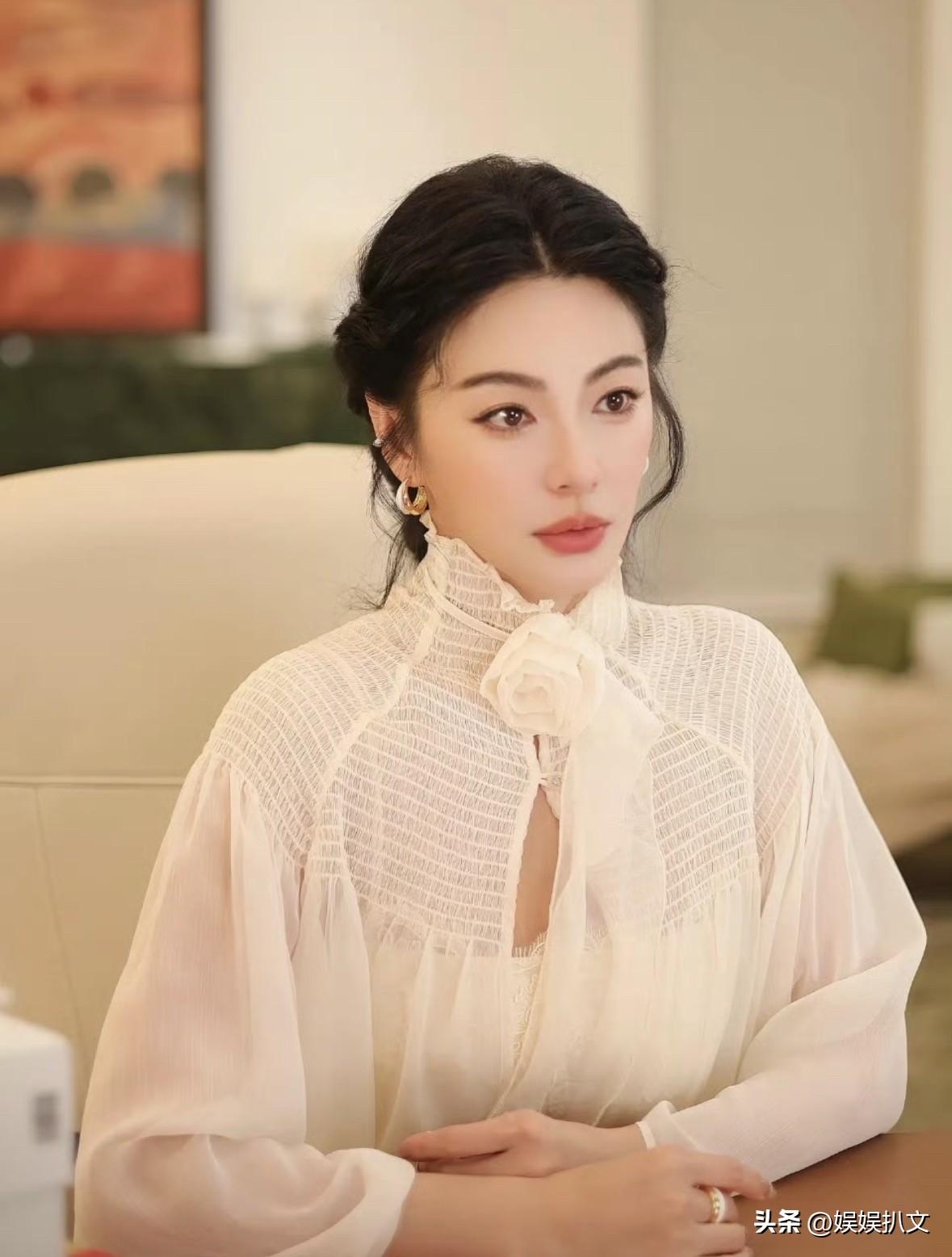 网友爆料张雨绮又怀孕！
张雨绮还未从前夫事件，知三当三和dy孩子的事件走出来，现