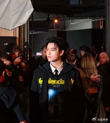 陈飞宇出个国帅成啥了 不得不说，陈飞宇出国后的每一帧都充满了惊艳感！他的帅气加上