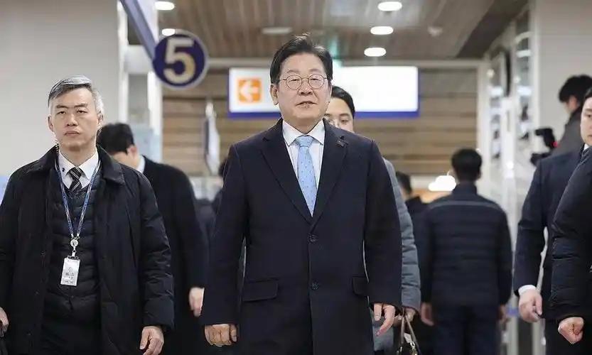 李在明在上任后，基本沿袭了尹锡悦的外交方向，跟日美靠拢。所以，李在明这次是把首次