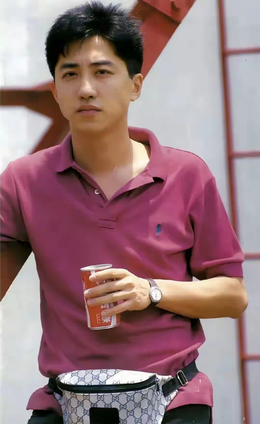 年轻时的庾澄庆又帅又潮，穿搭放到现在依旧不过时。 