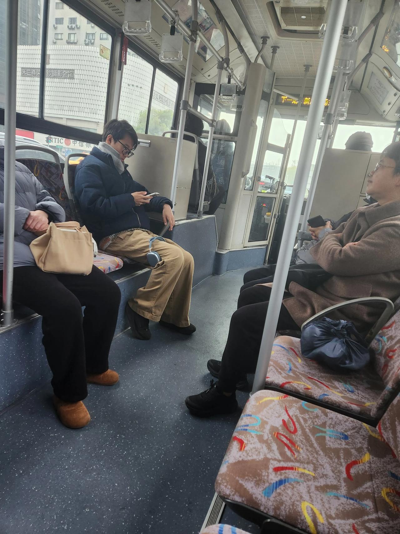 车来了为什么不准？
上班坐公交，经常用车来了看时间，但最近发现不准。
今天早上6