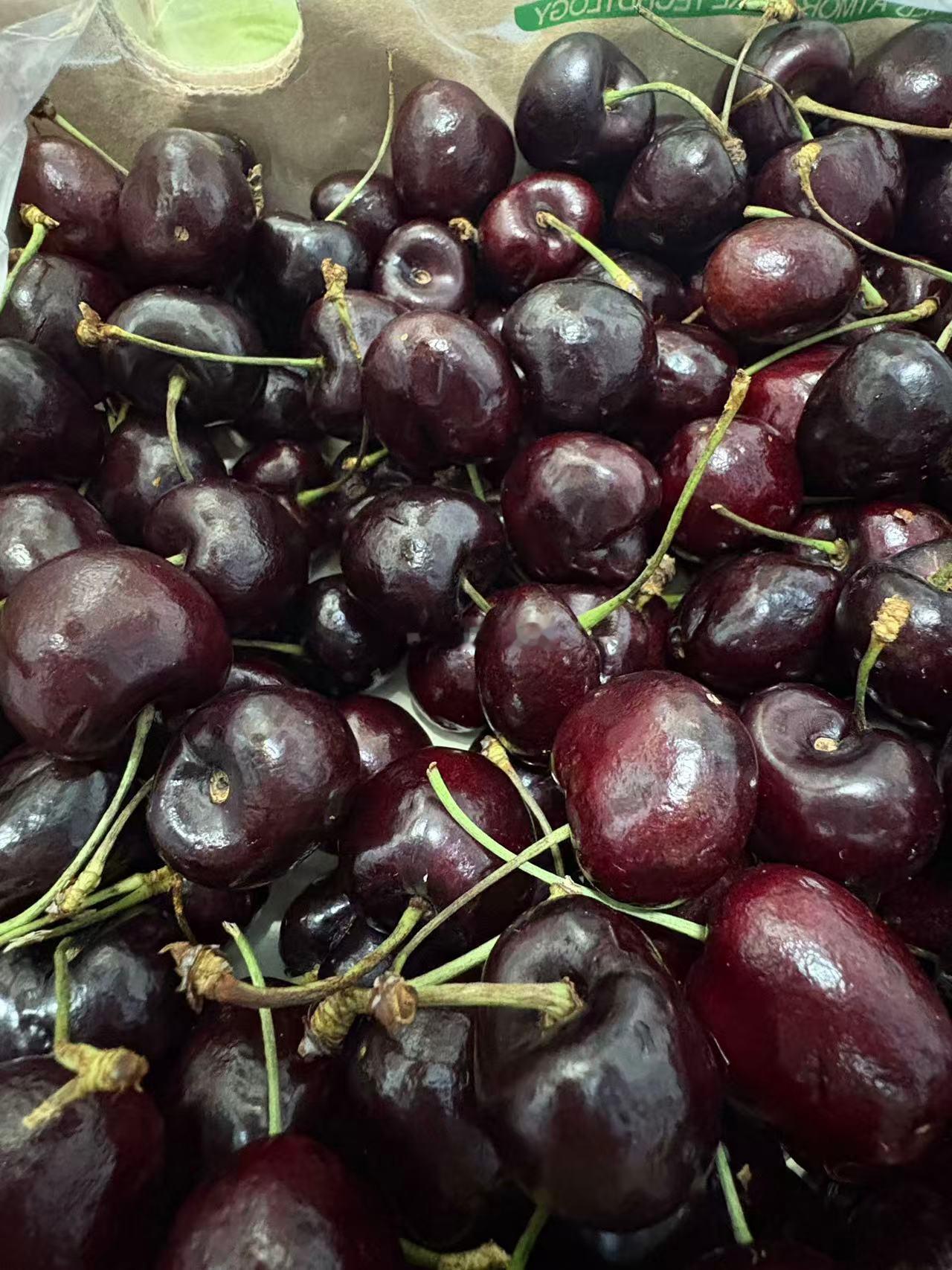 买黑车和黄车都到了！3J的！有一种车厘子在手天下我有的豪气！回来迫不及待吃了一下