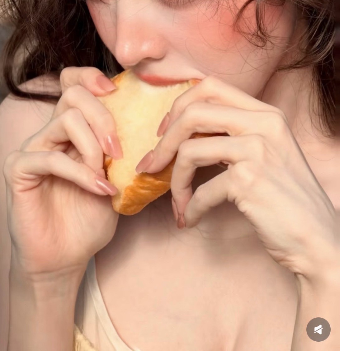 谁给娜扎美甲贴成这样的 娜扎的新图美成这样。。。结果美甲悄悄发力了…… 