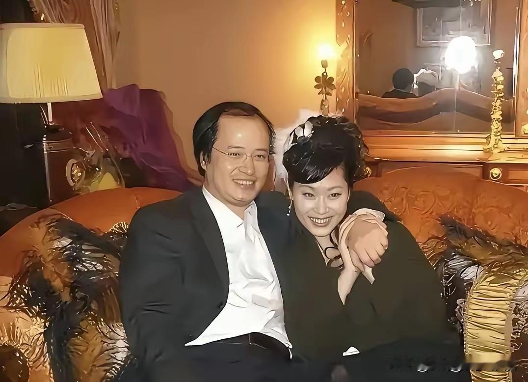 这个应该是歌唱家于文华，这男的不知道是谁。但我可以肯定，他一定很有很有、花不完的
