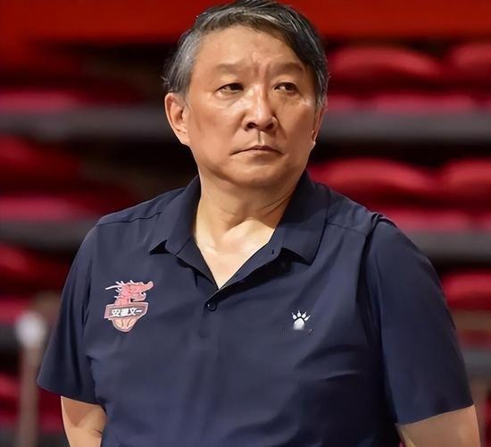 自从宫鲁鸣上任，李梦和刘禹彤的球迷就从来没有放弃过对中国女篮的攻击，李梦已经多年