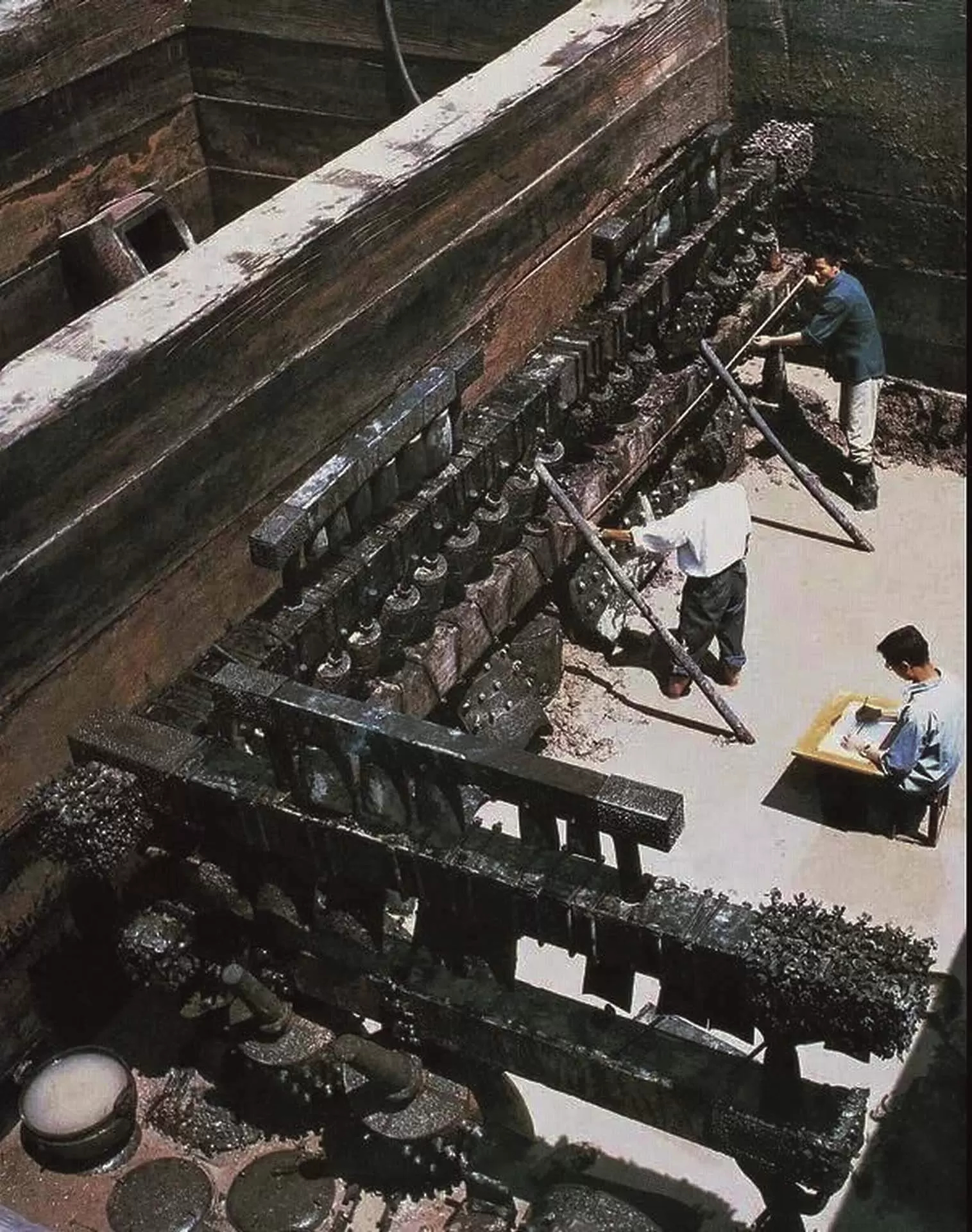 湖北随州曾侯乙墓出土的战国早期:曾侯乙编钟，和1978年当年的考古发掘现场图片 