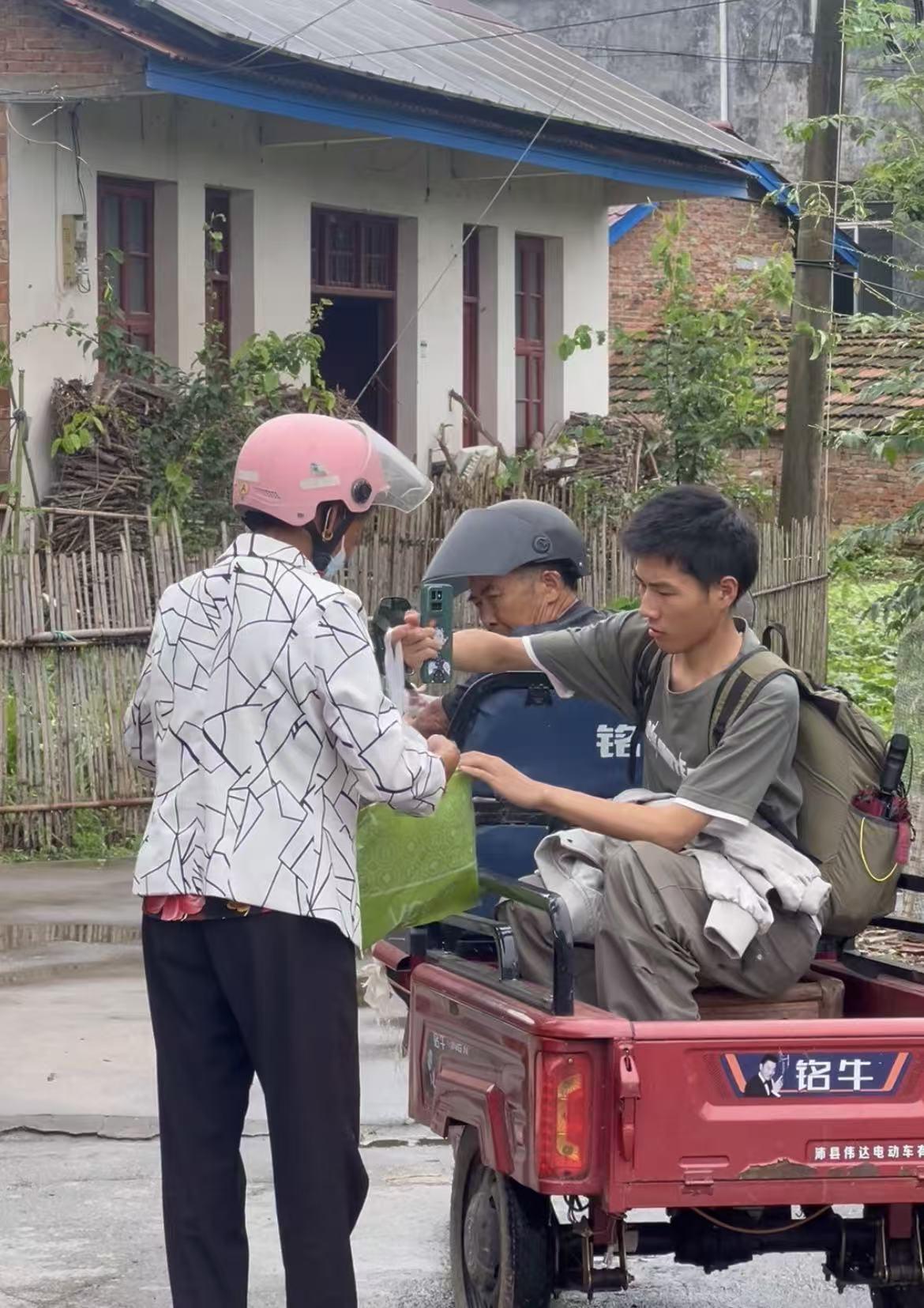 3岁妈走了，7岁爸走了。湖南常德18岁男孩左力，在伯伯家一住就是11年。刚高考完