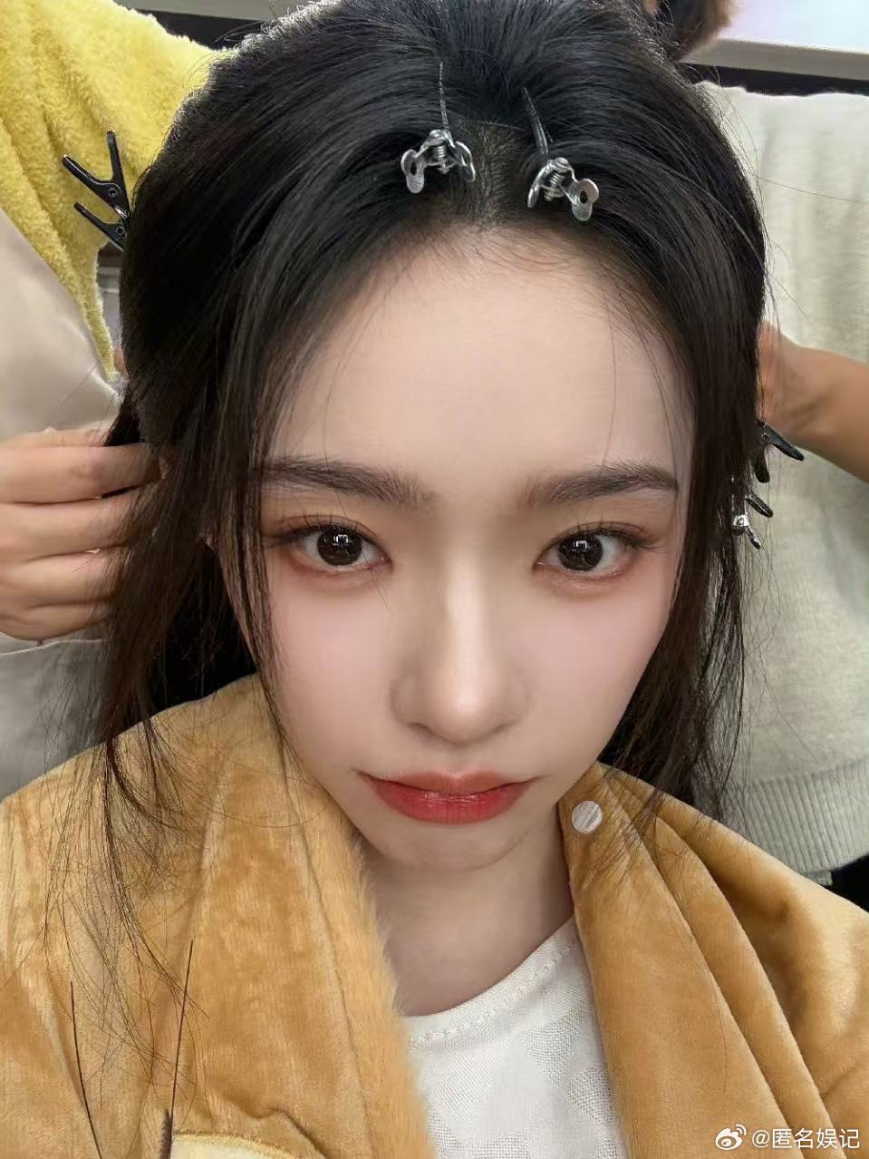 林允上车鞋掉了林允和粉丝打招呼超温柔，一转身鞋就没了，太可爱 