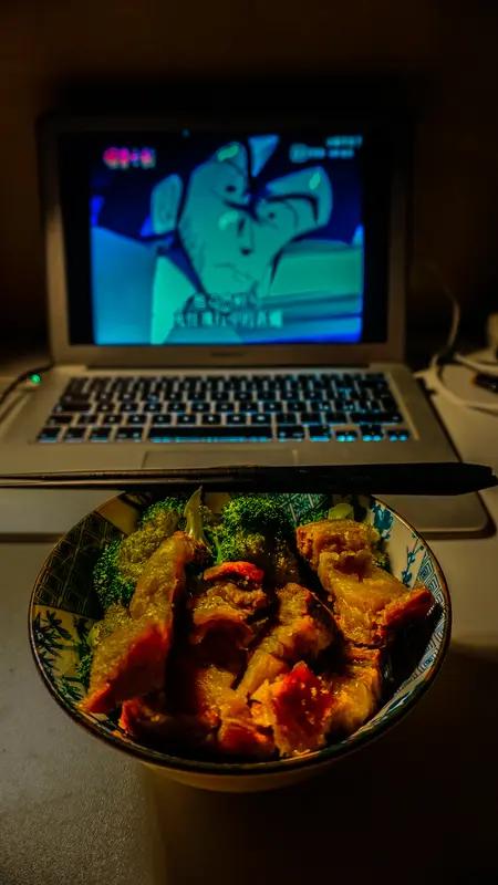 如今，独自晚餐的家庭情况还挺多样。像辽宁40岁的方雅慧大姐，独自生活却超自在。她