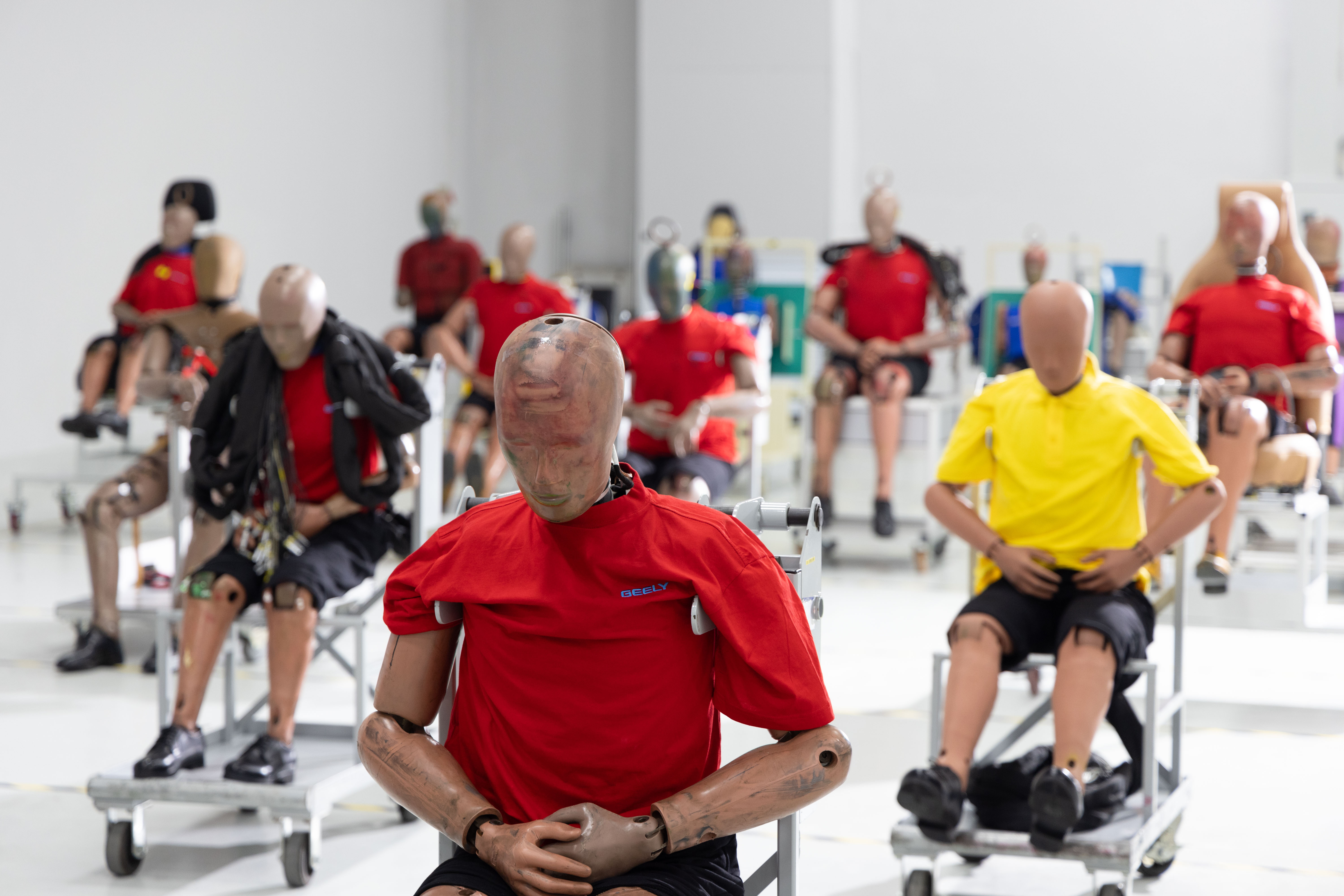 发现吉利一个超牛技术突破！联合湖南大学研发中国体征碰撞测试假人，国内首个能测躺姿