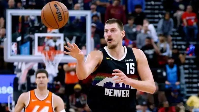 约基奇包揽助攻王和篮板王本赛季约基奇场均抢下12.9个篮板，力压唐斯（场均11.