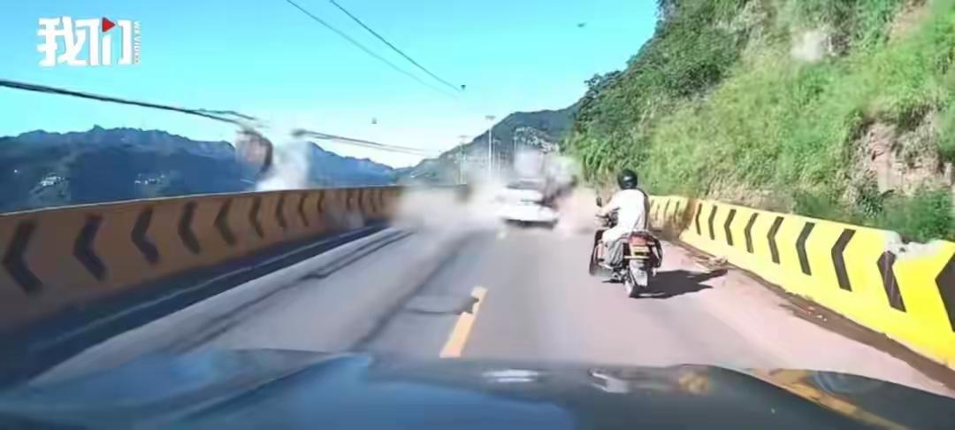 云南水富巨石滚落砸中行驶汽车
        8月3日，云南水富市水绥公路发生山