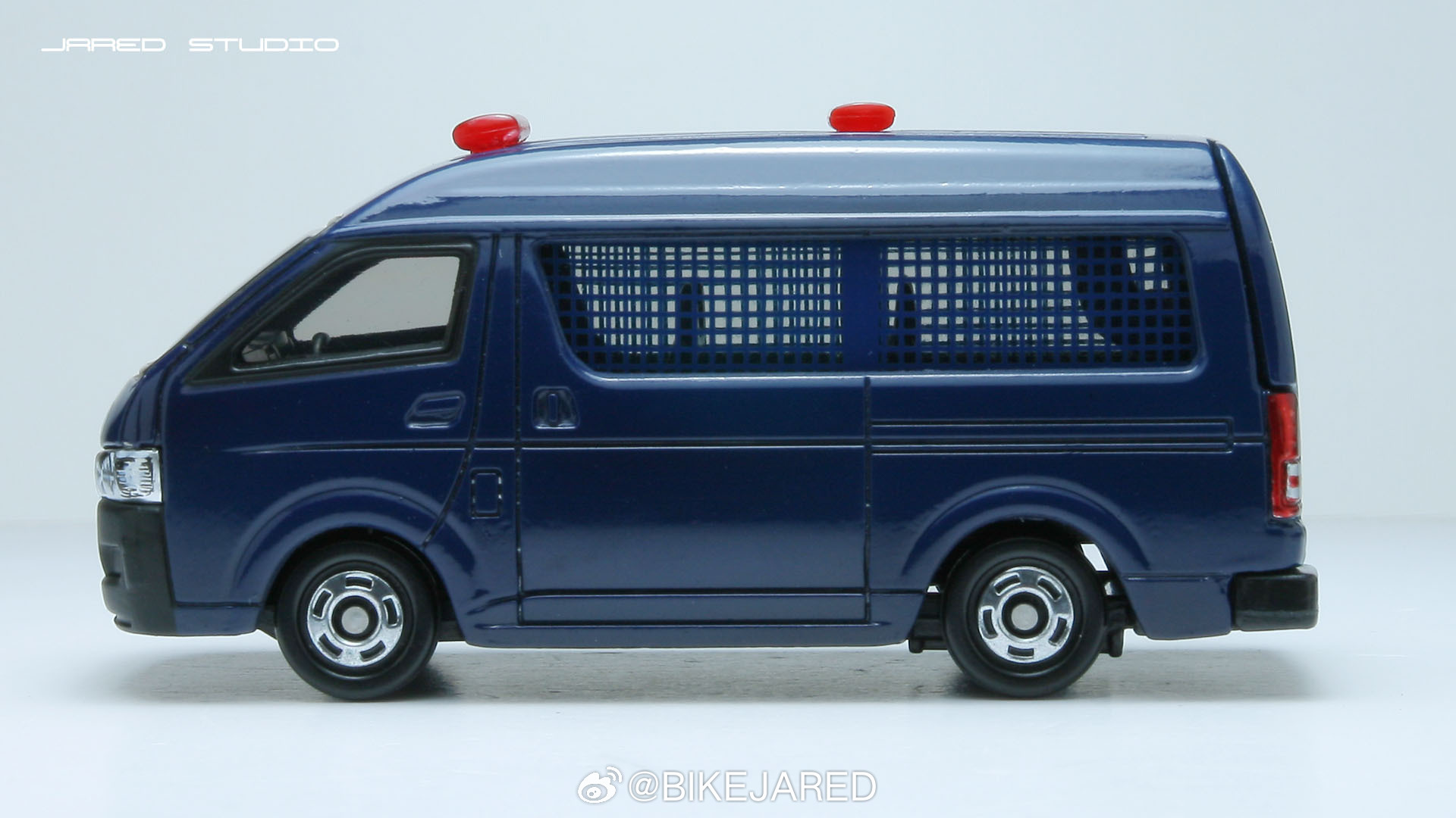 tomica多美卡丰田海狮小比例车模 完工一辆多美卡丰田海狮日本特警车涂装，原车