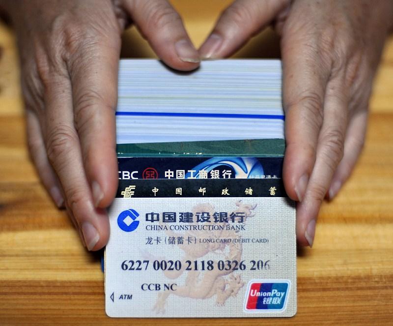 公公拿一张卡跟老公说要去存5w块钱定期，我坐在一边，老公问他密码，公公下意识的往
