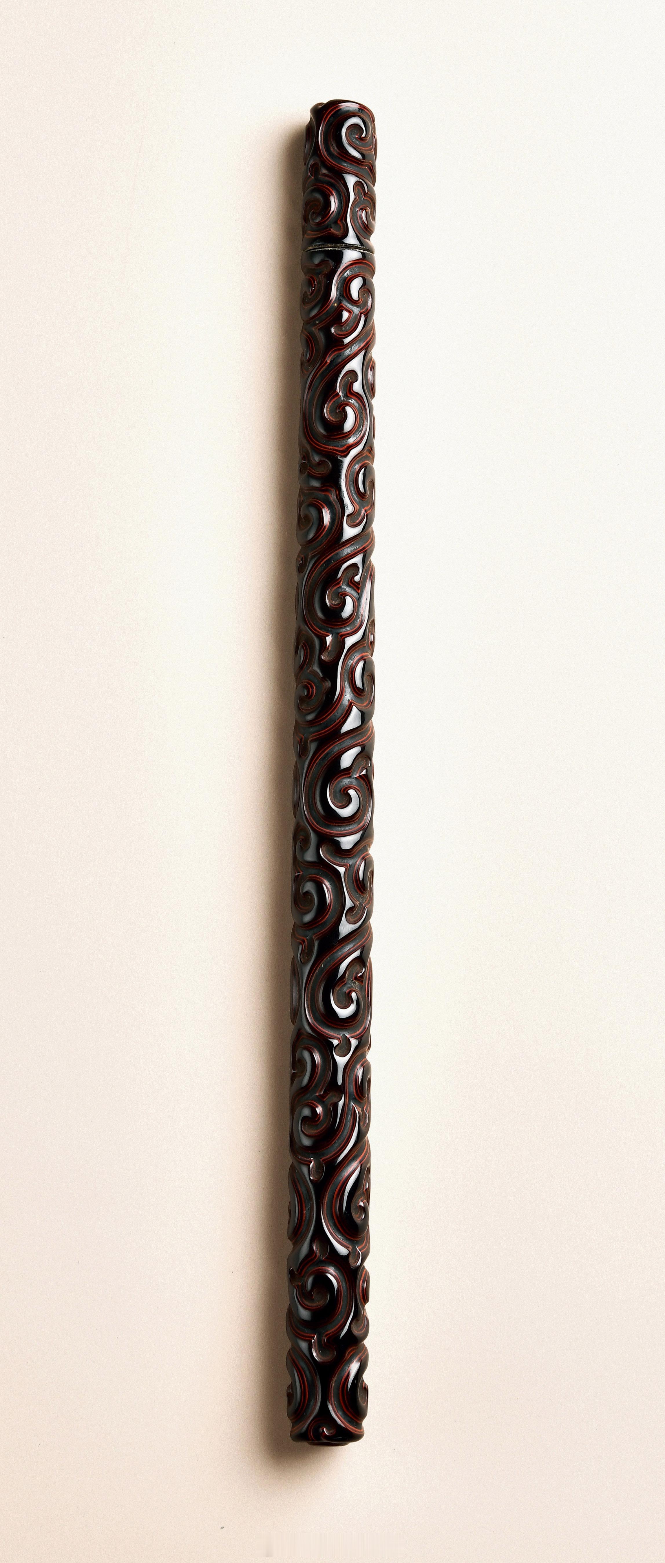 髹饰录 | 明 剔犀香筒器作长管状，木胎，体表以剔犀手法装饰。整体由筒身及筒帽组