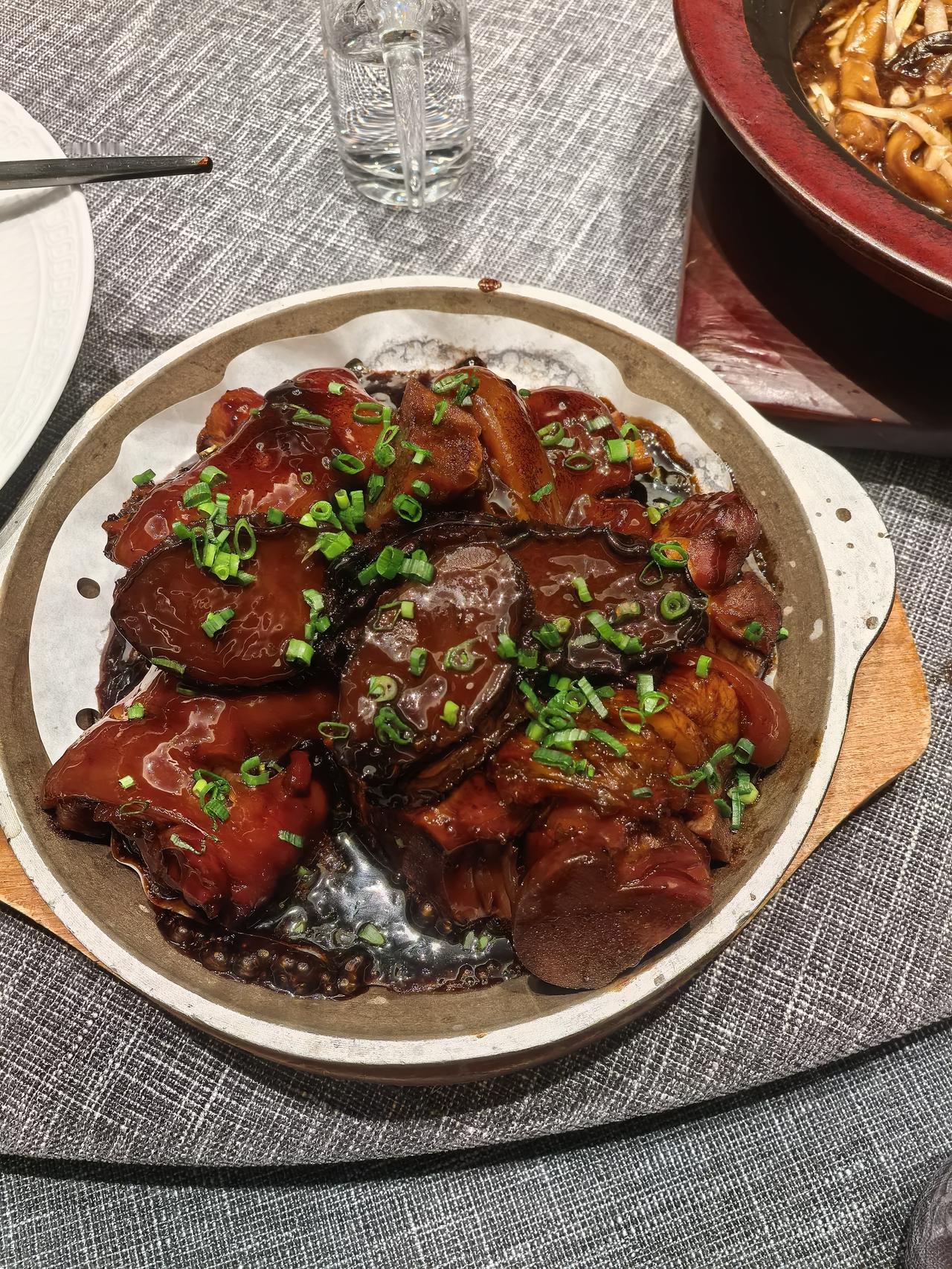 鲍鱼烧猪蹄是一道经典的中式佳肴，以其丰富的口感和极高的营养价值深受人们喜爱。这道