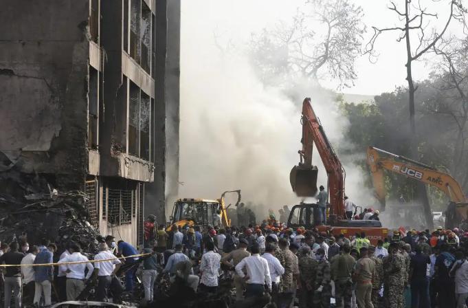 突发！印度一大型客机坠毁！242人生死未卜，起飞一分钟丢失信号！

波音787—