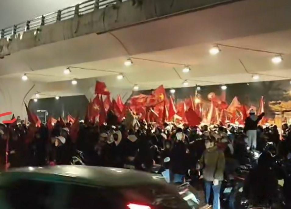 亚洲杯U23季军“竟然”是越南，国内球迷彻夜狂欢庆祝。

在北京时间1月24日凌