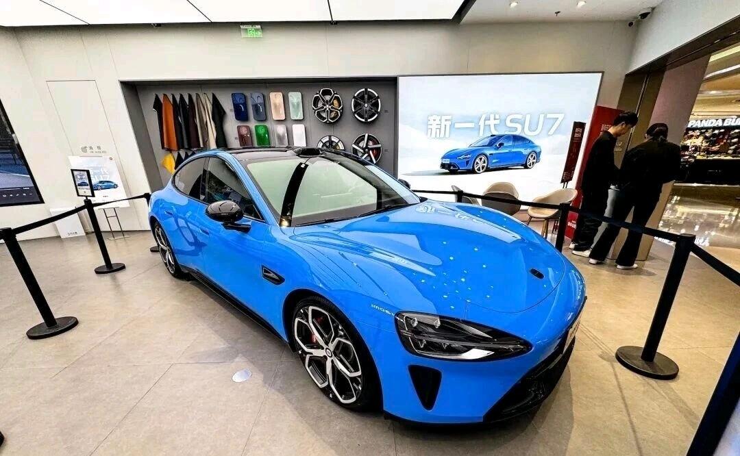 三年过去，展厅里的新小米SU7还能让你心动吗？当“年轻人的第一台电车”迎来换代，