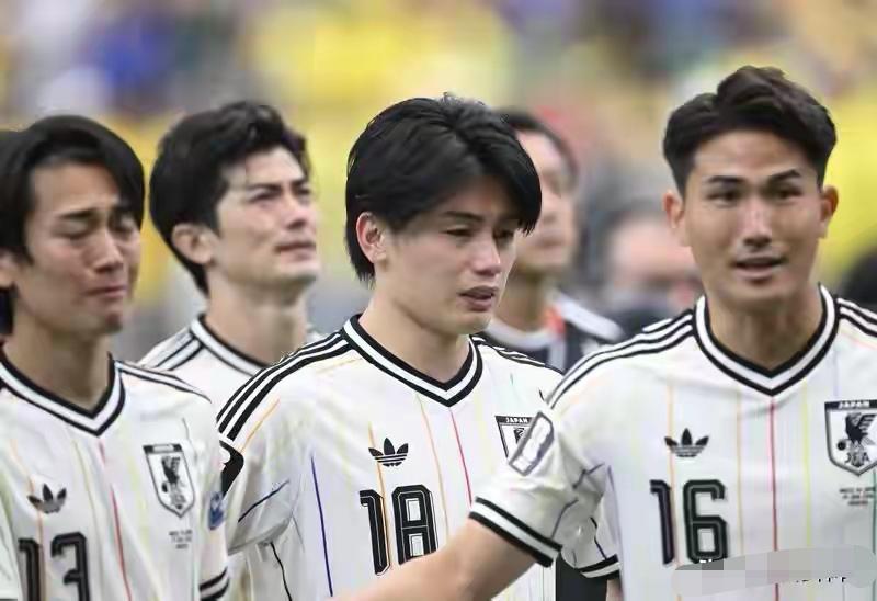 日本队滚回家，中国球迷高兴吗？
    今天凌晨的世界杯淘汰赛中，巴西队凭借伤停