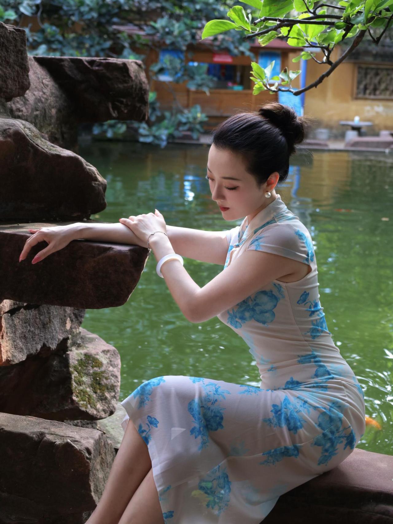 静坐湖畔，感受自然的宁静与美好。