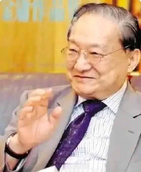 金庸当年看中西湖边的风水，开口向杭州要块地建别墅，承诺百年后连房带书全部奉上，杭