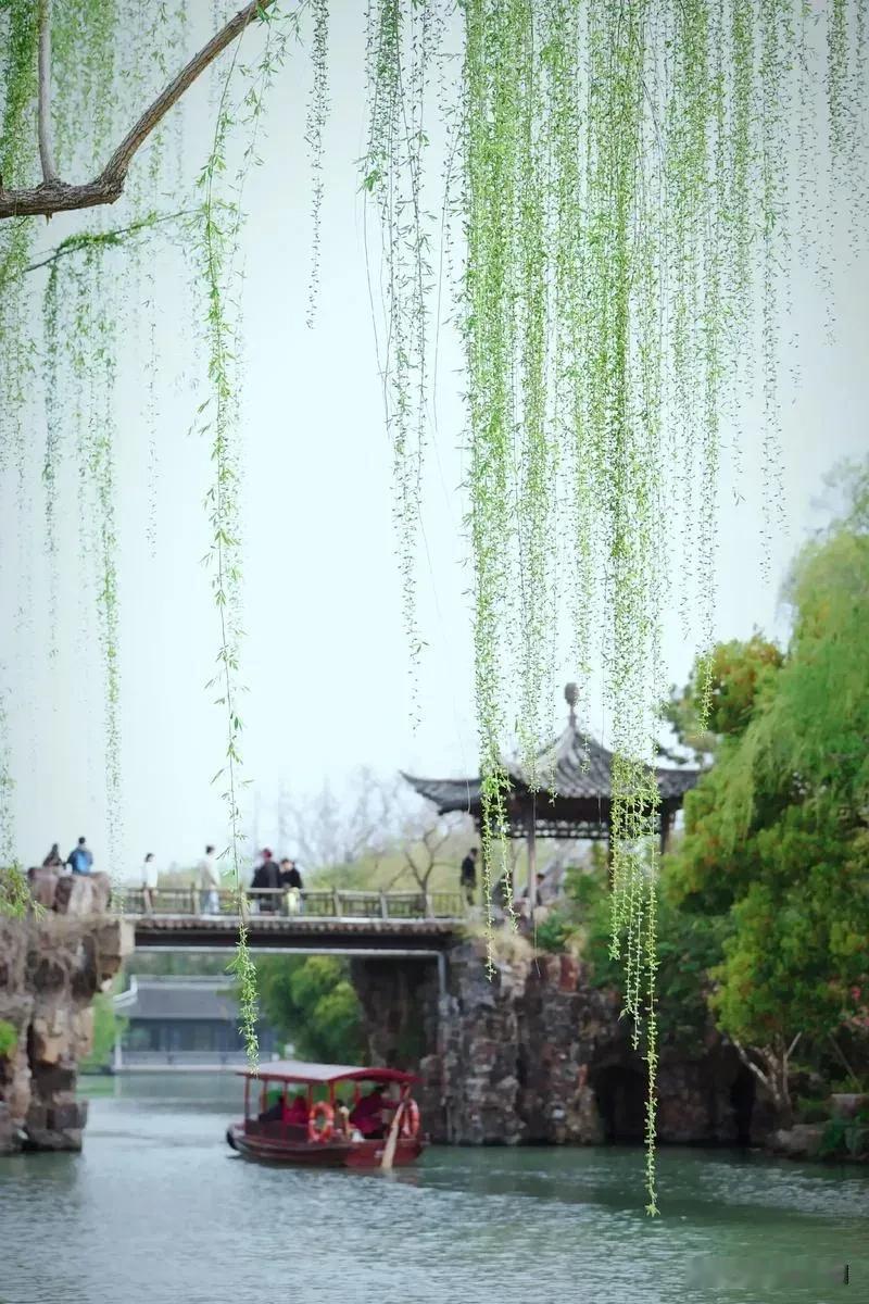 《念奴娇·人间真情》

人间真情，
天涯无隔，
此心何曾相弃。
纵然海角，
岁月