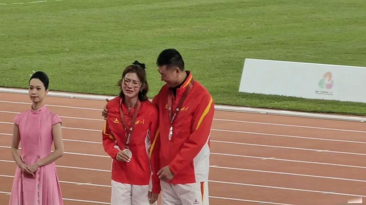 吴艳妮2023年全国赛女子100米栏差0.04秒拿亚军，赛前大家都觉得她稳赢，结