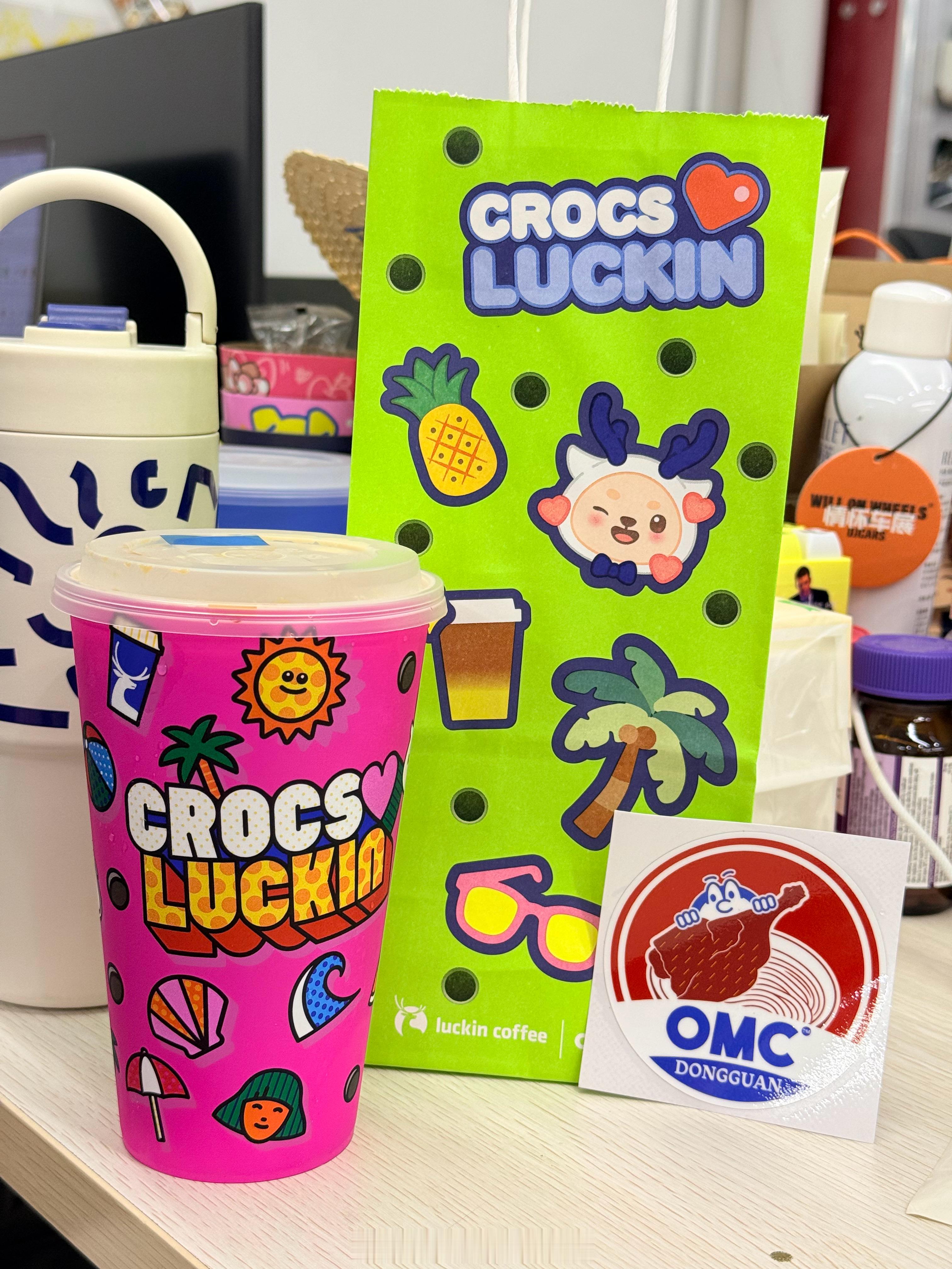 大家都有一点新周边瑞幸咖啡crocsomc有趣车