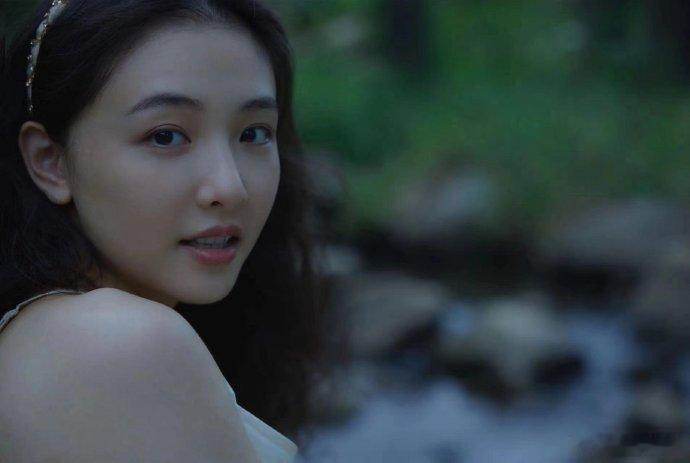 吴倩生日素颜展现自然美，十年演艺成就卓越。未来戏路广阔，期待更多精彩！生日快乐！