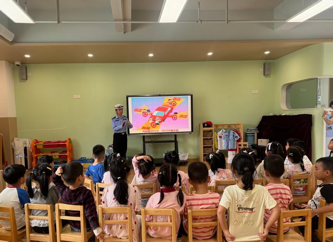 【交通安全宣讲进校园】4月9日，高新交警前往北师大实验幼儿园开展交通安全讲座，约