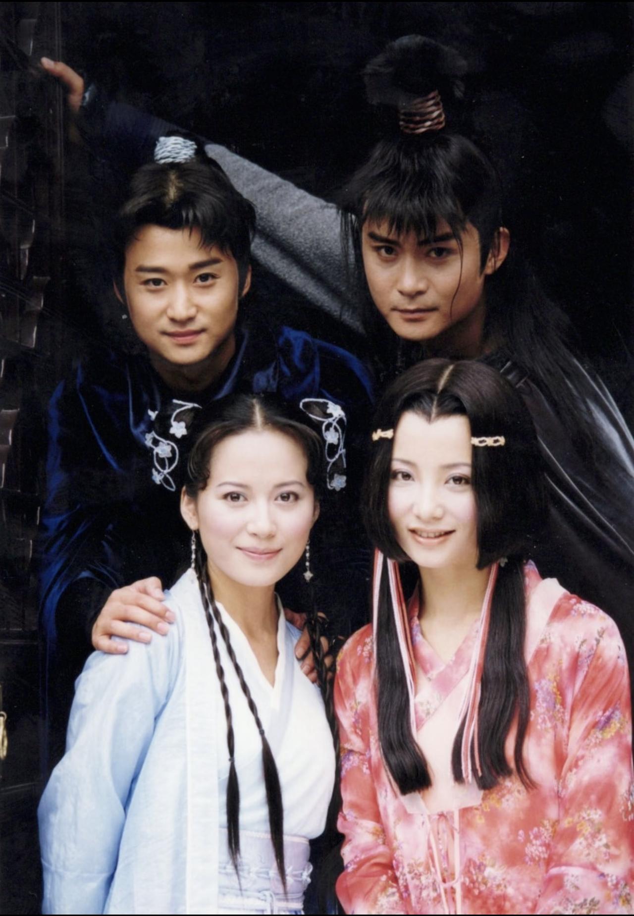 吴京年轻时的古装剧照，吴京早期饰演的武侠角色，真的很经典好看。

2001年，由