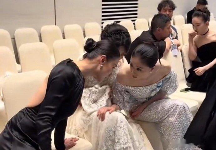 杨紫宋佳蒋欣三人热聊，这哪里还是高冷女明星，简直就是街头聚会聊八卦的女人们。我隐