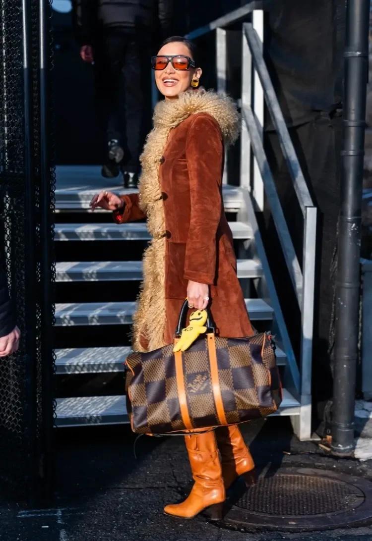 贝拉·哈迪德的复古时髦
每天一个穿搭灵感 时尚街拍 明星穿搭 时尚与复古 经典与