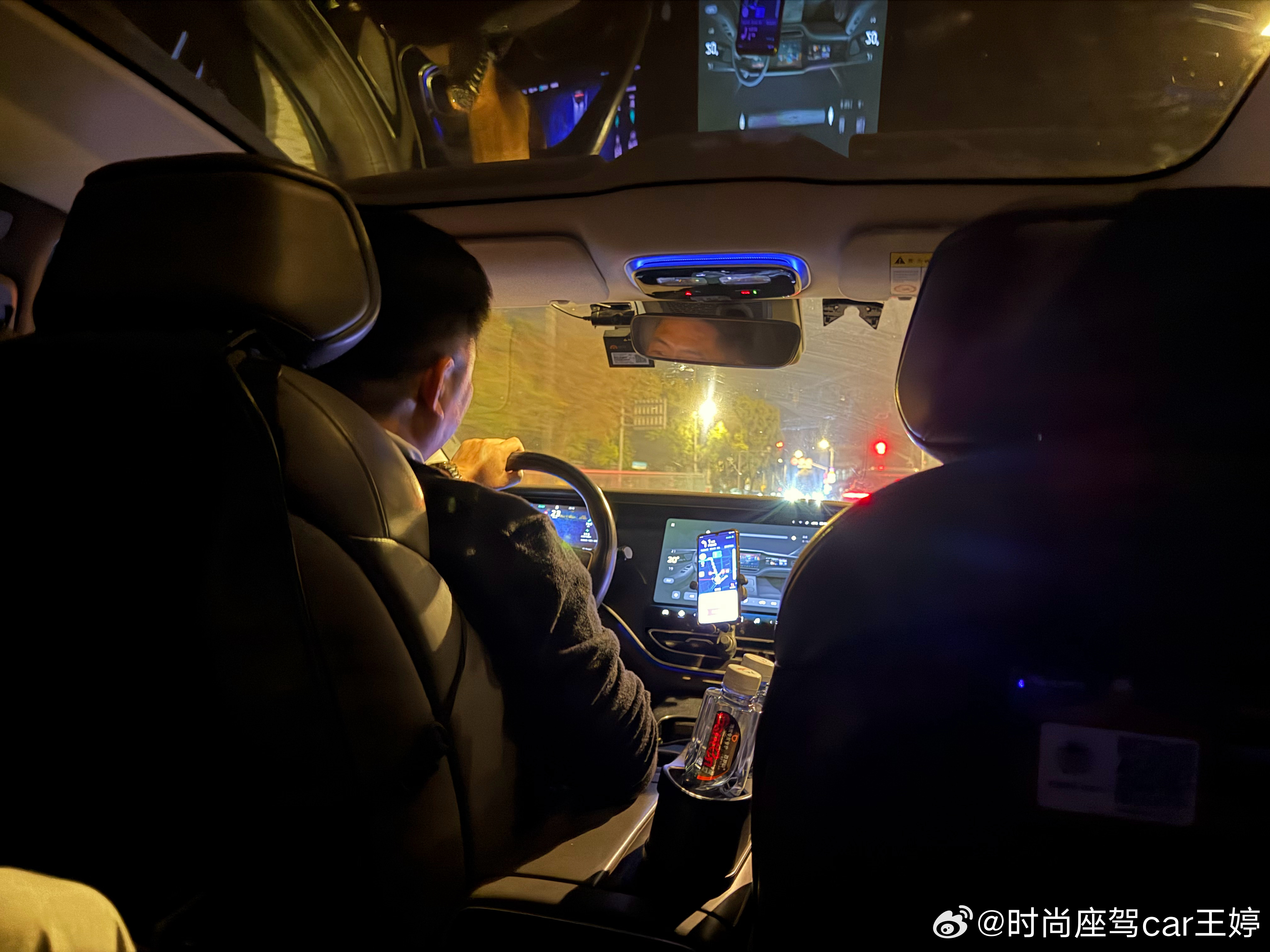 在上海打了个专车，司机很想聊天，听口音也不是上海这边人，结果说他山东菏泽人，来上