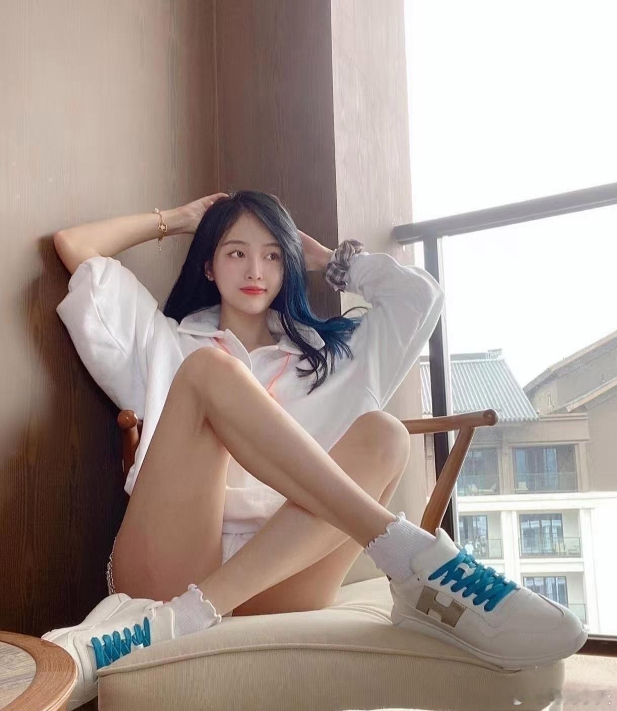 她气质出众，清纯感迎面而来。
她真的很美。[呲牙][捂脸]。