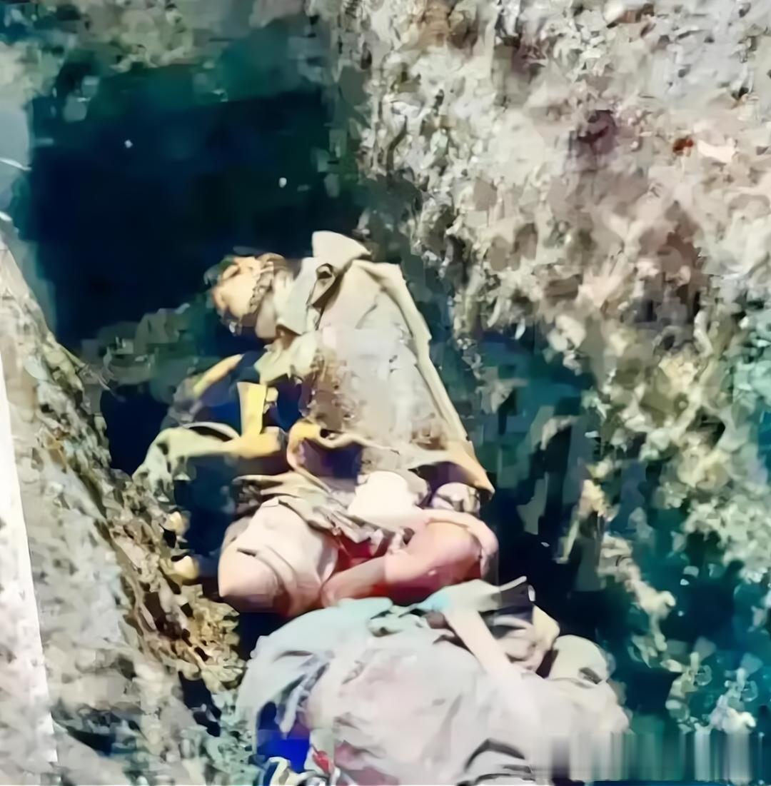 这是二战时期，一名苏联女兵被纳粹士兵侵犯后惨遭活埋的照片，照片中苏联女兵的身体蜷