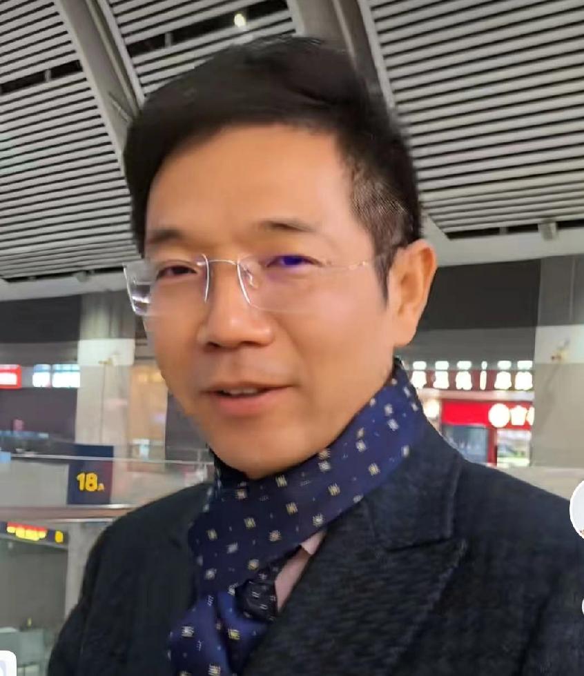 本来就被大家称赞的李圣律师，凭借一封写给泰山奶奶的公开信更加火速出圈，不仅播放量