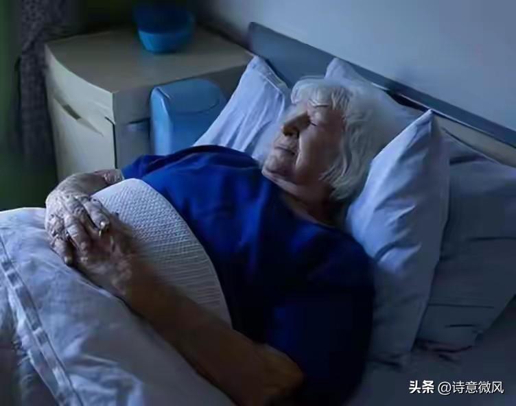 65岁阿姨夜间猝死，医生叹息：一把年纪还做这4件事，真是心大
 
家住小城的陈阿